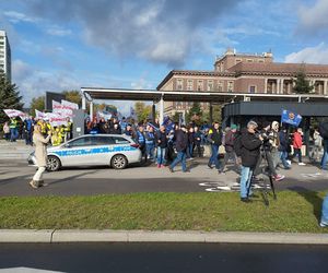 Hutnicy i koksownicy wyszli na ulice w Dąbrowie Górniczej. Apel do rządu o ratunek dla branży i tysięcy miejsc pracy