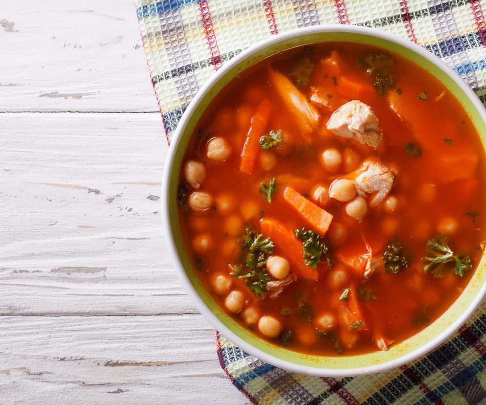 Marokańska zupa z kurczaka i ciecierzycy - pełnia smaku na talerzu