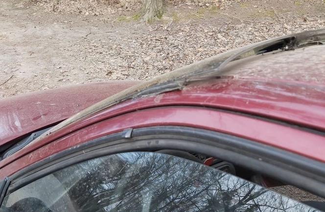 Szyba z innego auta przytwierdzona pianką montażową. Policjanci nie wierzyli w to co zobaczyli