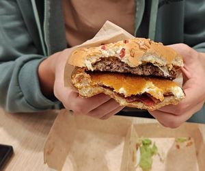 Burger Drwala już dostępny! Zjadłem go w kolorowej restauracji we Wrocławiu