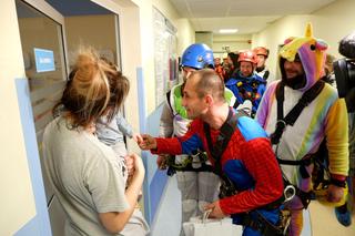 Superbohaterowie odwiedzili małych pacjentów