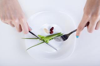 6. Używaj mniejszych talerzy i misek do podawania jedzenia