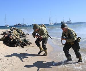 Turyści usłyszeli strzały, a czołgi wjechały na plaże. Zobaczcie zdjęcia z finałowej inscenizacji „Lądowanie na plaży”!