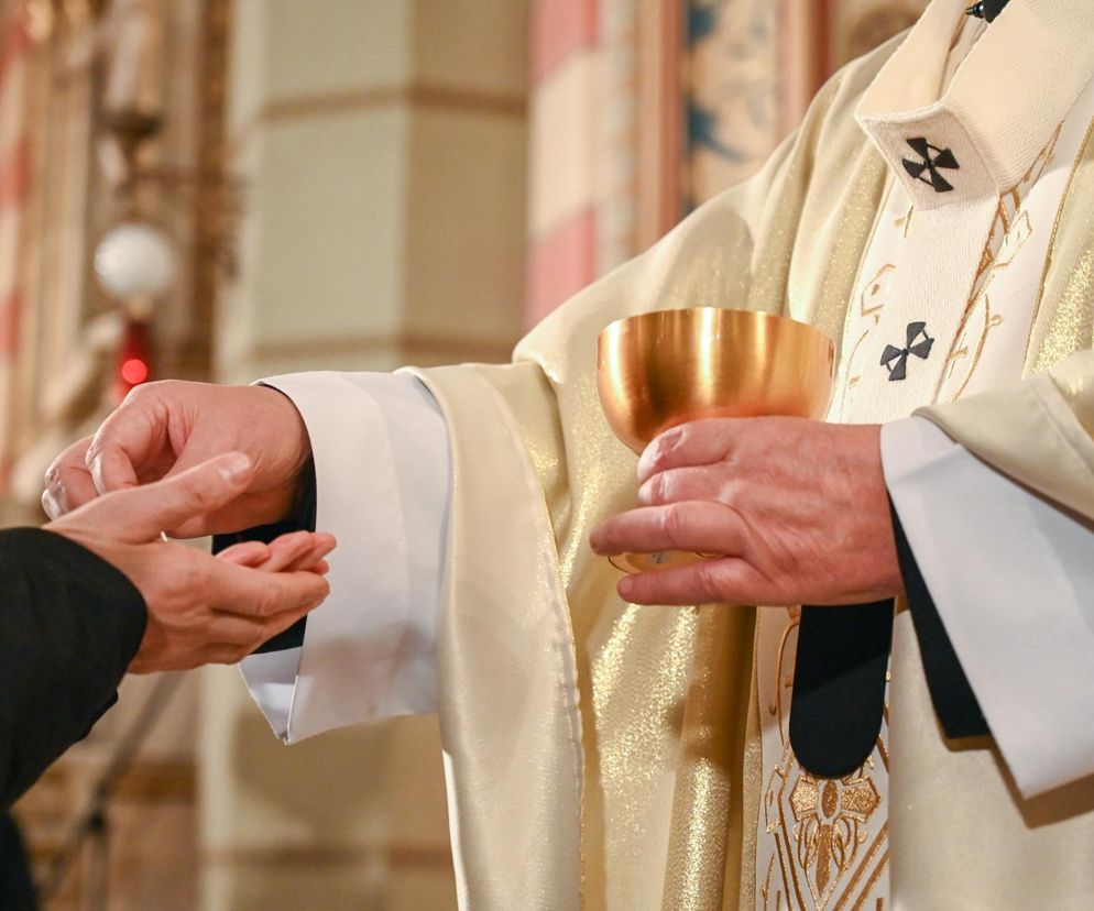 Nie rób tego przy ołtarzu. Ksiądz apeluje