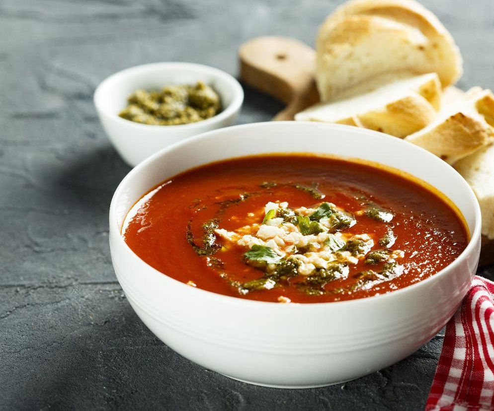 zupa pomidorowa z pesto pietruszkowym