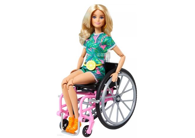 Lalka na wózku inwalidzkim 