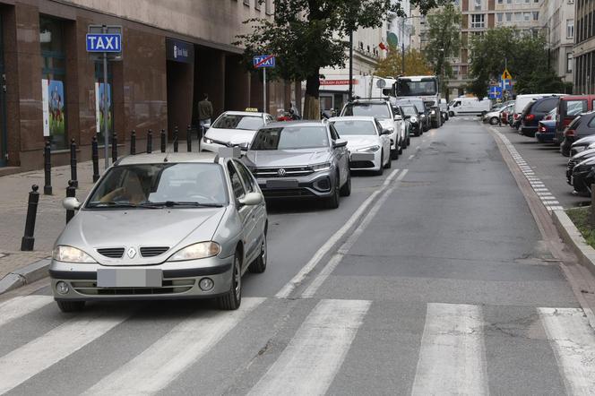 Rozkopane i zamknięte centrum Warszawy. Nie ma jak dojechać do urzędów, banków i sądów. Czy drogowcy puszczą ruch przez nowy deptak?!