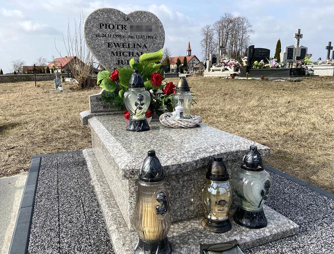 Grób dzieci "potwora z Hipolitowa" na cmentarzu we wsi Poryte