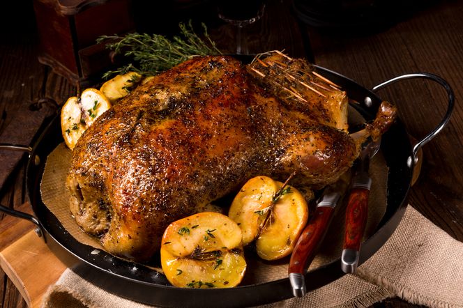 Kaczka pieczona z jabłkami - przepis inspirowany przez Ewę Wachowicz 