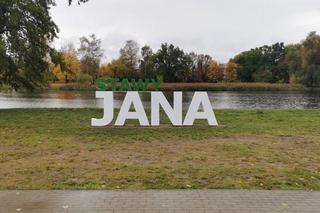 Łódzka konstrukcja stała się memem. Napis przeczytany od tyłu nabiera innego znaczenia