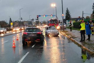 Kraksa przy galerii w Tarnowie. Opel zderzył się z audi