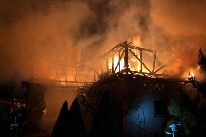 Stodoła doszczętnie strawiona przez płomienie! Dzięki strażakom ocalał dom [ZDJĘCIA]