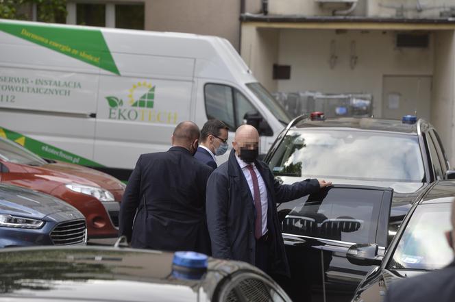 Premier Mateusz Morawiecki opuszcza siedzibę PiS