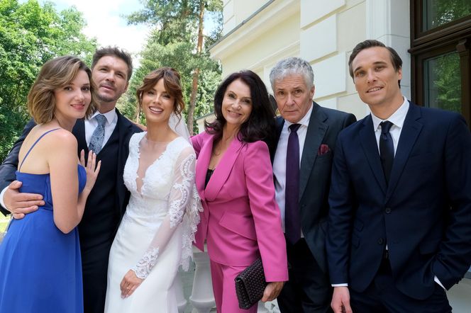 M jak miłość odc. 1890. Kama (Michalina Sosna), Marcin (Mikołaj Roznerski), Olek (Maurycy Popiel), Ania (Alina Szczegielniak), Aleksandra (Małgorzata Pieńkowska), Erwin (Andrzej Dopierała)