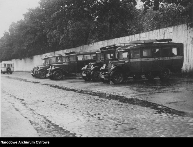 Zaparkowane autobusy przed dworcem, 1934