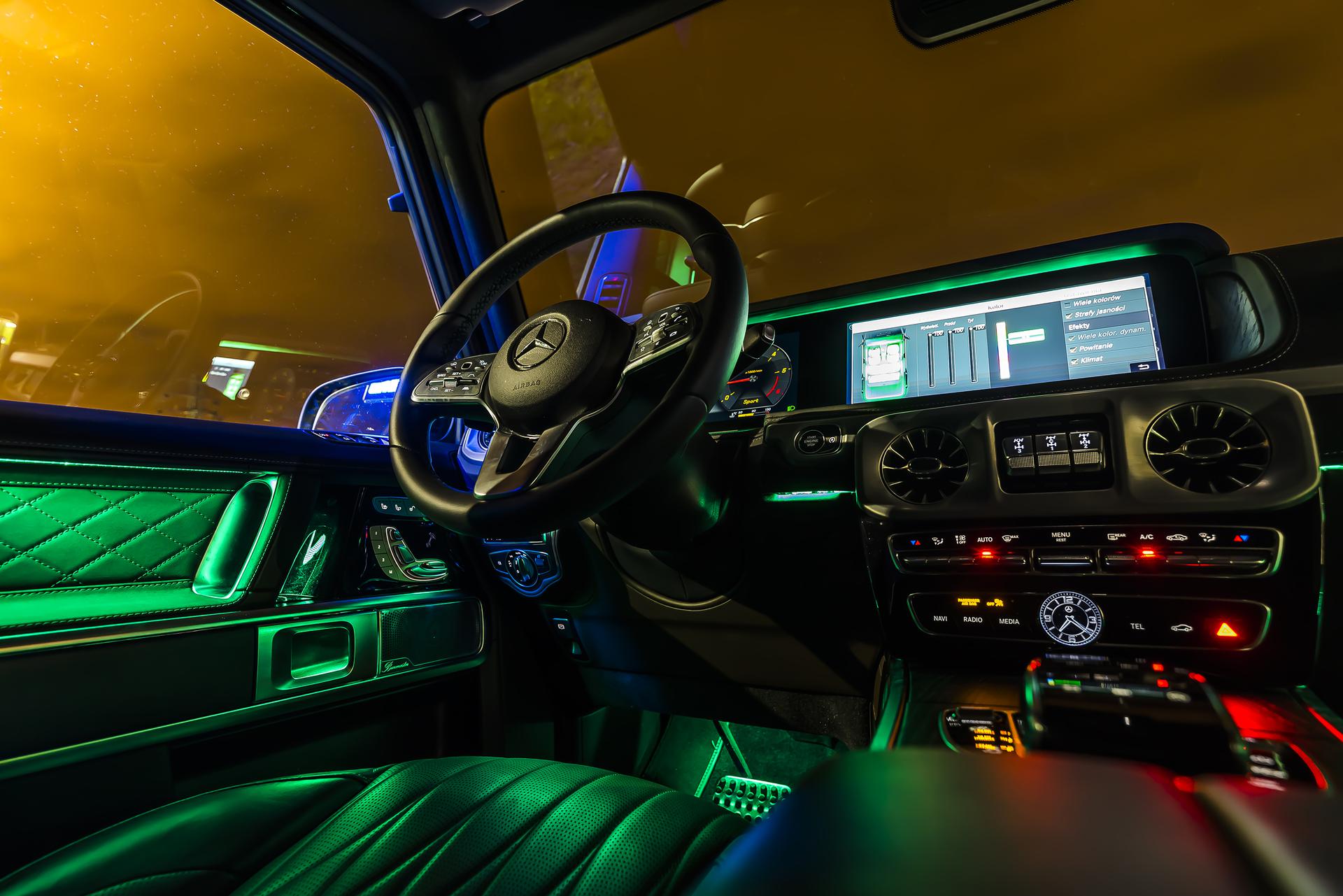 Mercedes g63 amg 2020 салон. салон mercedes-benz g-class g500 с подсветкой. G63 brabus ночью. гелик брабус на синем салоне. подсветка гелендвагена.