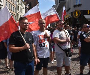Marsz Milczenia dla Klaudii w Toruniu. „Niech nasza cisza przemówi głośniej niż słowa” [GALERIA]