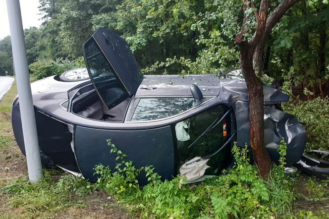 GROZA na drodze w Toruniu. Dwa samochody wypadły z jezdni! [ZDJĘCIA]