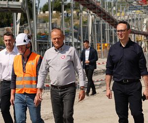 Donald Tusk w Męcinie. Premier odwiedził budowę największego tunelu kolejowego w Polsce