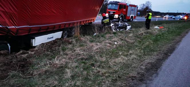Kaplityny. Tragiczny wypadek na DK 16. Nie żyją dwie osoby, cztery w szpitalu [ZDJĘCIA]