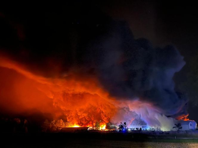 Warszawa. Pożar hal magazynowych w Kawęczynie [ZDJĘCIA]