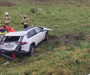 Śmiertelny wypadek pod Zgierzem! 34-latka leżała poza pojazdem 