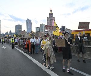 Przeszli przez Warszawę w piżamach i kapciach. Krzyczeli Chcemy spać!