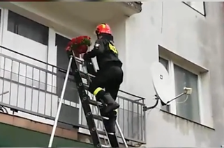 Wysoka: Przyjechał na sygnale do ukochanej. Wszedł na balkon i padł na kolana [WIDEO]