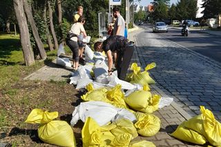 Wrocław walczy z wielką wodą. Rzeka wylewa na Stabłowicach, mieszkańcy układają worki z piaskiem 