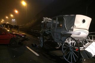 Na moście Kotlarskim samochód osobowy zderzył się z... dorożką! [ZDJĘCIA]