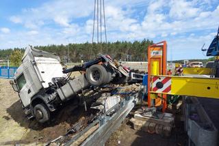 Poważny wypadek na A1 koło Torunia. Ciągnik siodłowy z naczepą przewrócony na wysokości MOP Nowy Dwór