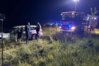 Z wody wystawały tylko koła