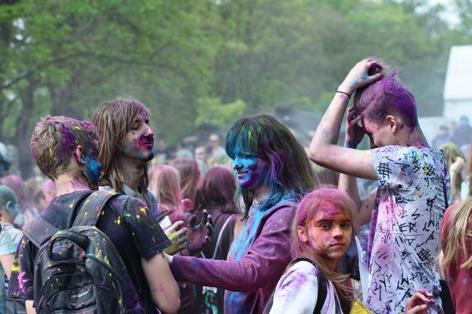 Lublin „wybuchł” kolorami. Holi Festival nad Zalewem Zemborzyckim