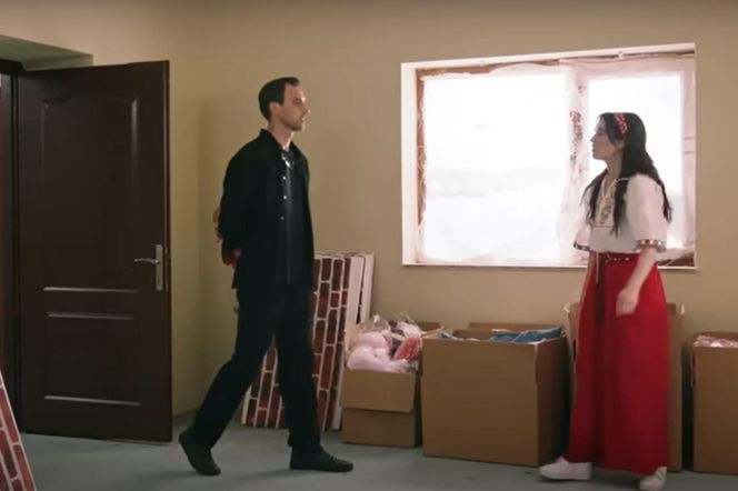 Alper odwiedza Zeynep w świetlicy 