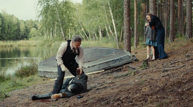 Zatoka szpiegów 2, odcinek 16. Redliński (Jan Wieczorkowski), Jadzia (Ninel Kos), Eva (Sonia Mietielica)