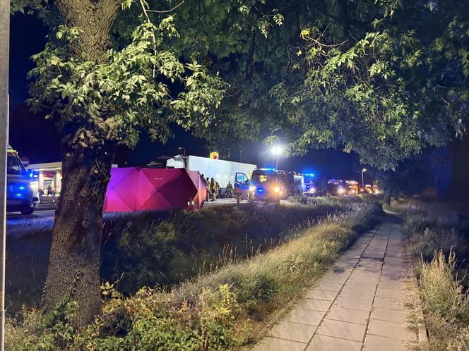 Błonie. Wjechali hulajnogą elektryczną prosto pod tira. Nie mieli szans, zaginęli na miejscu