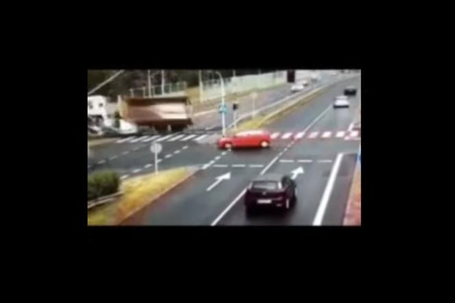 Cieżarówka przygniotła osobówkę w Bielsku-Białej. Jest wideo z momentu wypadku. Wyglądało to koszmarnie [WIDEO]
