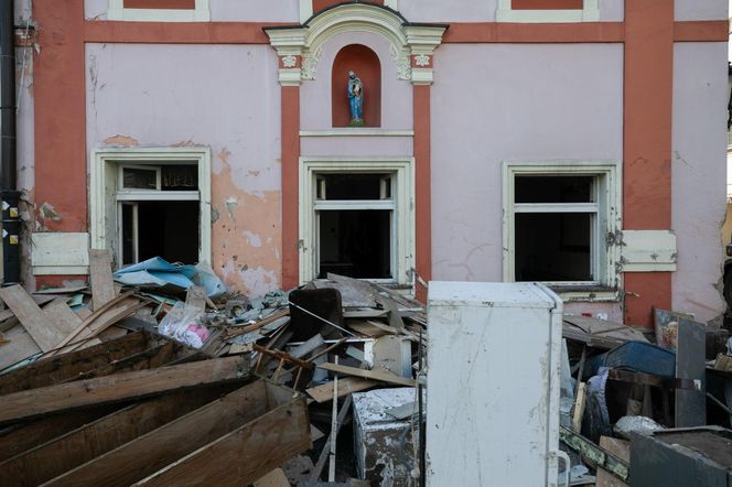 Sprzątanie po powodzi w miejscowości Lądek-Zdrój