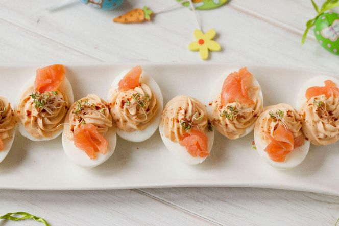 Zapomnij o klasycznych jajkach – ten farsz z łososiem to hit świąt