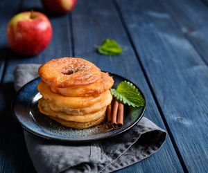 Jabłka w cieście. Łatwy przepis na upalne dni