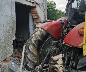 Traktor uderzył w auto i wjechał w budynki! Groźny wypadek pod Grudziądzem [ZDJĘCIA]