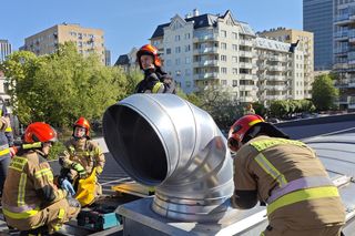 Dramatyczna akcja ratunkowa w Warszawie. Mężczyzna utknął w szybie wentylacyjnym