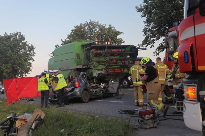 Czołówka osobówki z kombajnem. Jedna osoba nie żyje