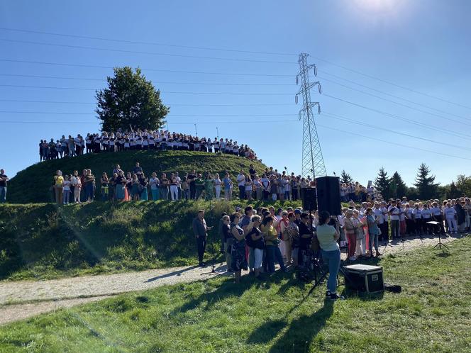 Niemal 600 osób zaśpiewało hymn Łodzi. To wyjątkowe wydarzenie na urodziny miasta