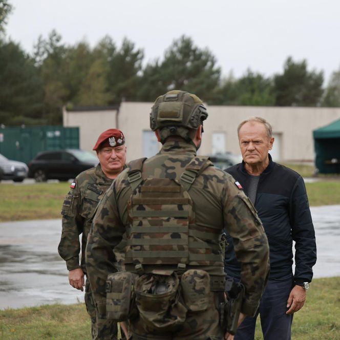 Donald Tusk i Władysław Kosiniak-Kamysz podczas wizyty na Centralnym Poligonie Sił Powietrznych w Ustce