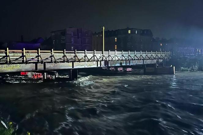 Zagrożenie powodziowe w Głuchołazach. Walka o utrzymanie Białki w ryzach, ewakuacja mieszkańców