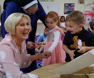 Prezydent z głowami państw, pierwsza dama z polskimi dziećmi i seniorami