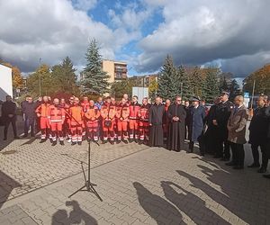 Biała Podlaska. Odsłonięcie tablicy poświęconej ratownikowi medycznemu. 64-latek został śmiertelnie dźgnięty nożem na służbie [ZDJĘCIA]