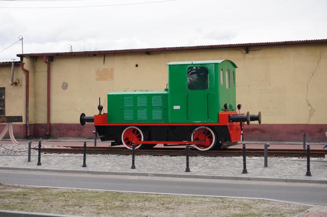 Stara lokomotywa obok nowego ronda w Skarżysku-Kamiennej