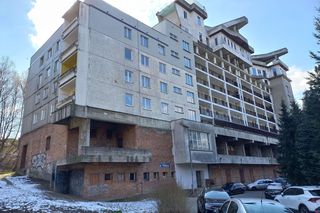 Rozbiórka słynnej willi na dachu bloku